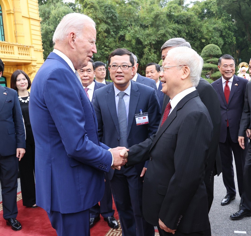 Vietnam's Party General Secretary Nguyen Phu Trong (R) shakes hands with U.S. President Joe Biden. Photo: Vietnam News Agency