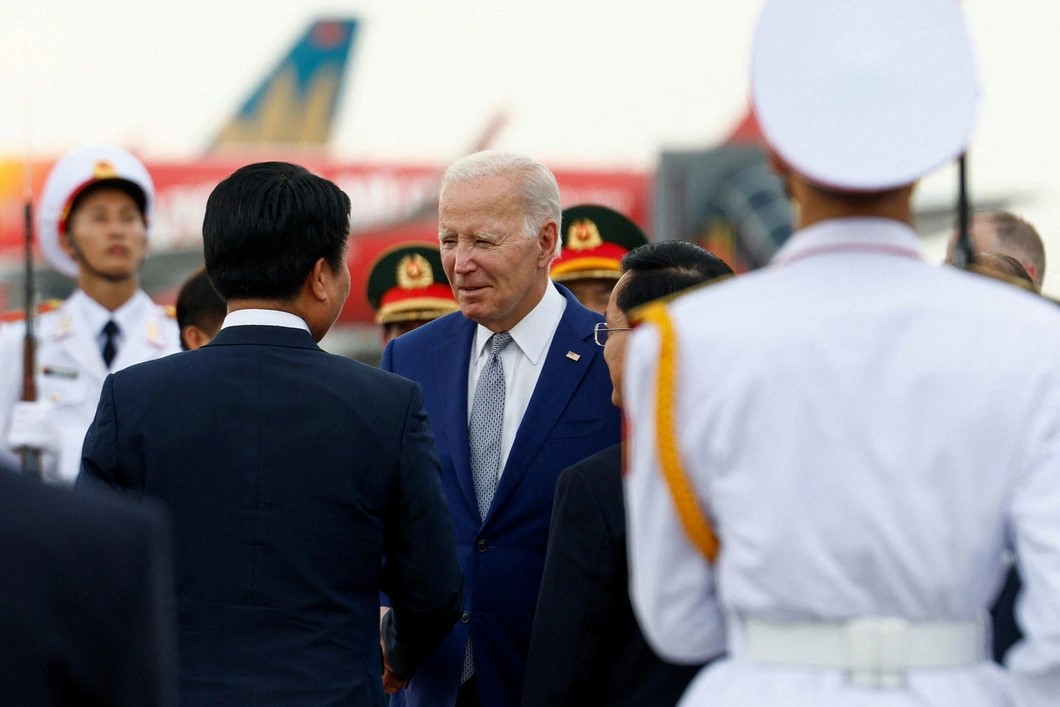 U.S. President Joe Biden is welcomed at Noi Bai International Airport in Hanoi, Vietnam, September 10, 2023. Photo: Reuters