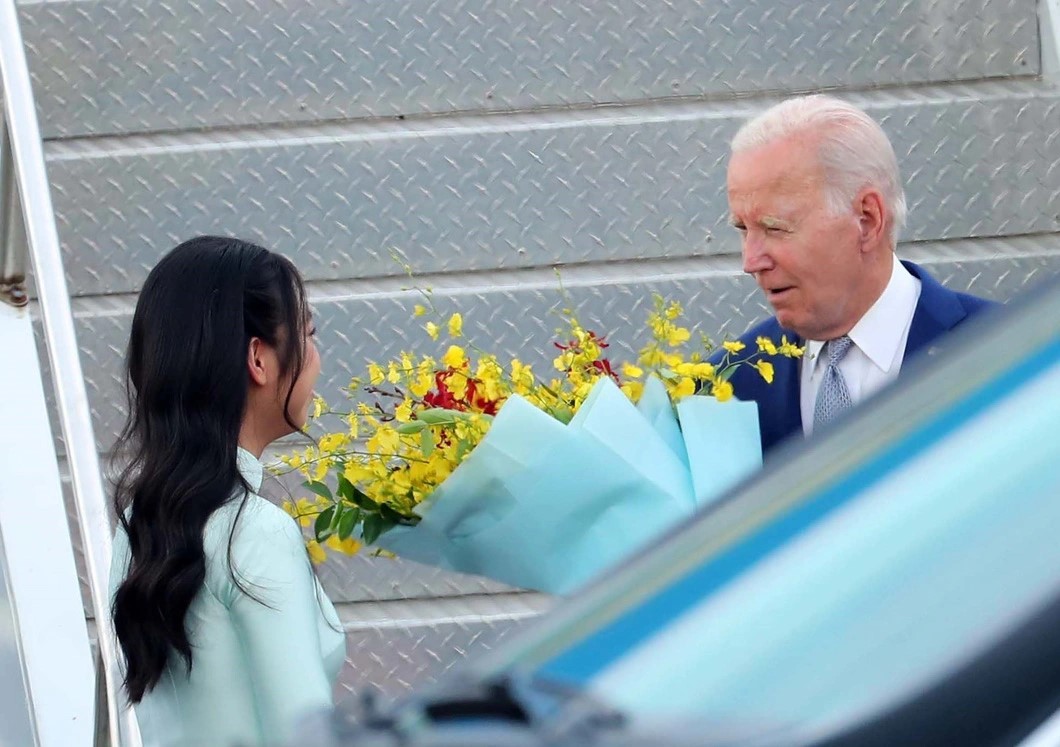 U.S. President Joe Biden receives a bouquet of flowers from a young woman at Noi Bai International Airport in Hanoi, Vietnam, September 10, 2023 Photo: Vietnam News Agency