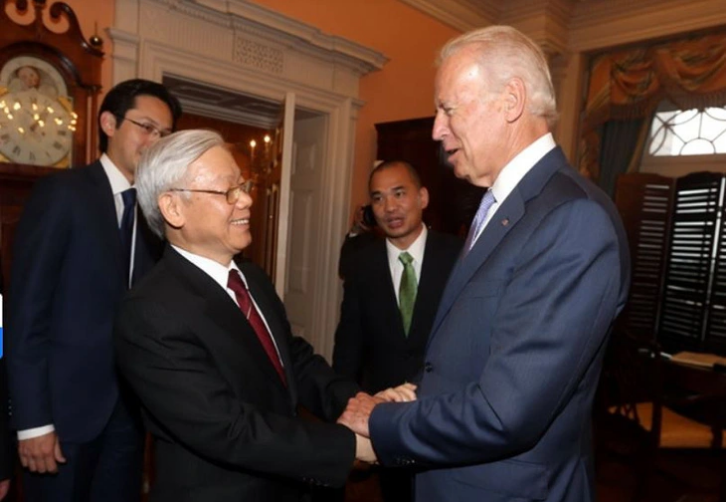 Vietnamese Party General Secretary Nguyen Phu Trong (L) shakes hands with U.S. President Joe Biden during the former’s visit to the U.S. in 2015, when Biden was U.S. Vice-President. Photo: Vietnam News Agency