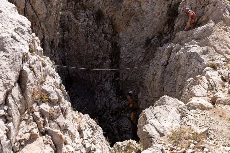 Rescuers descend to the entrance of Morca Cave as they take part in a rescue operation to reach U.S. caver Mark Dickey who fell ill and became trapped some 1,000 meters (3,280 ft) underground, near Anamur in Mersin province, southern Turkey September 10, 2023. Photo: Reuters