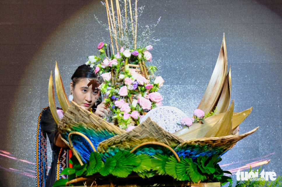 A flower arrangement created by a Filipino flower designer. Photo: Mai Vinh / Tuoi Tre