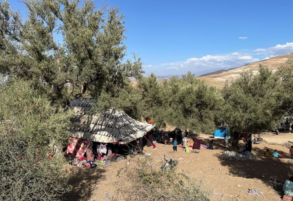 Families take shelter under a tent in Tafeghaghte, a remote village of the High Atlas mountains, following a powerful earthquake in Morocco, September 10, 2023. Photo: Reuters