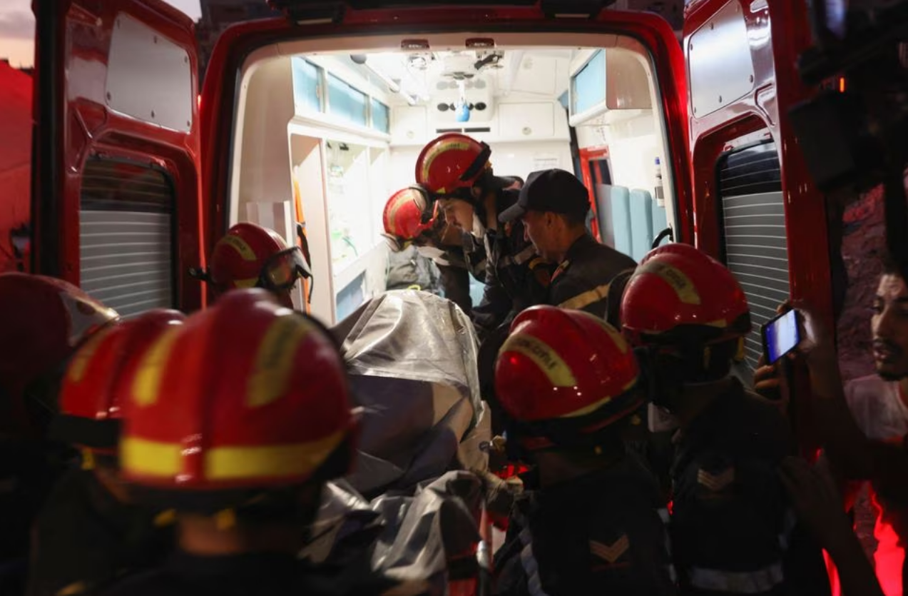 Emergency crews place a body to a vehicle, in the aftermath of a deadly earthquake, in Amizmiz, Morocco, September 10, 2023. Photo: Reuters