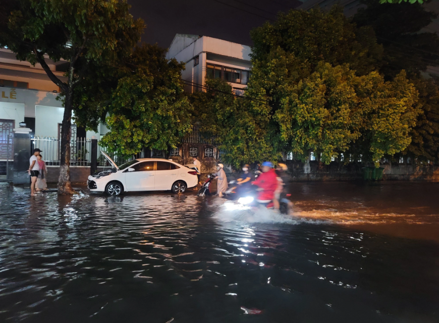 A section of Quang Trung Street is flooded by rainwater. Photo: Tr. Trung / Tuoi Tre