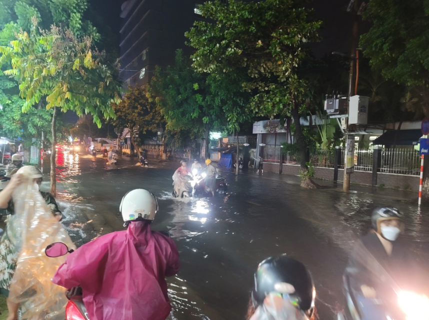 A flooded road in Da Nang City slows down commuters. Photo: Tr. Trung / Tuoi Tre
