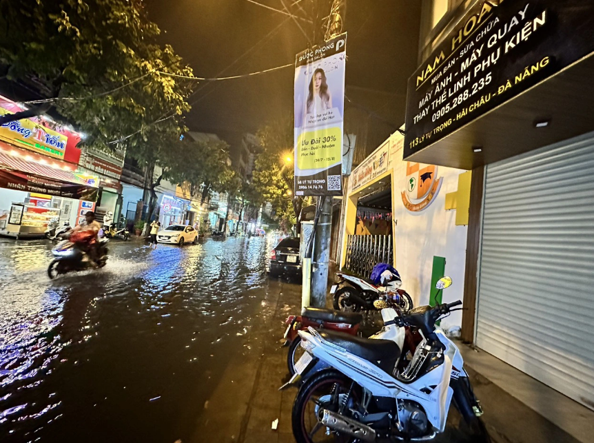 A section of Ly Tu Trong Street is submerged under rainwater on September 10, 2023. Photo: H. Le / Tuoi Tre