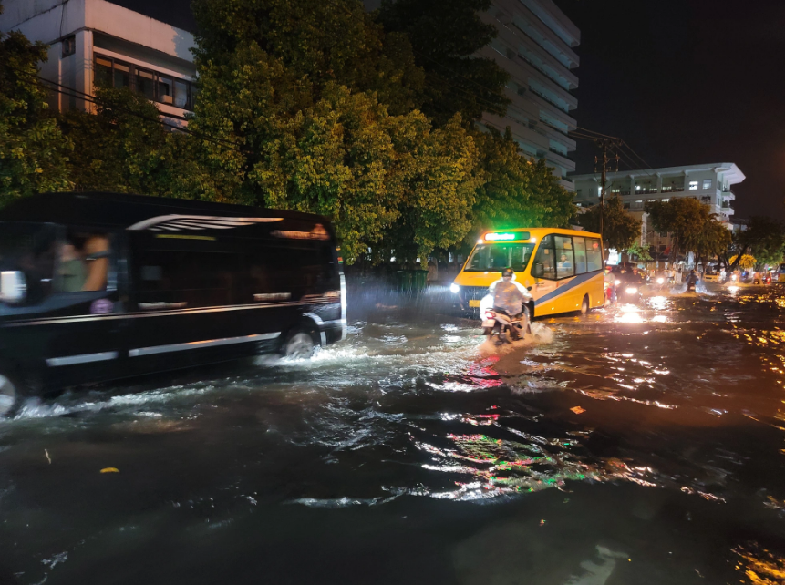 Vehicles travel on an inundated street in Da Nang City. Photo: Nh. Huu / Tuoi Tre