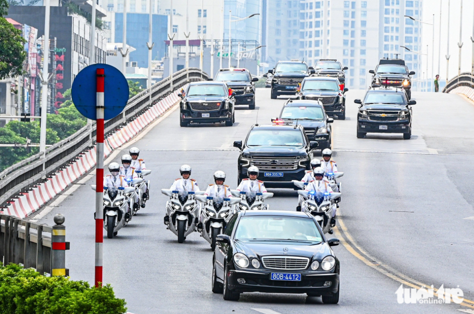 President Biden’s convoy of vehicles travels on a road in Hanoi. Photo: Hong Quang / Tuoi Tre