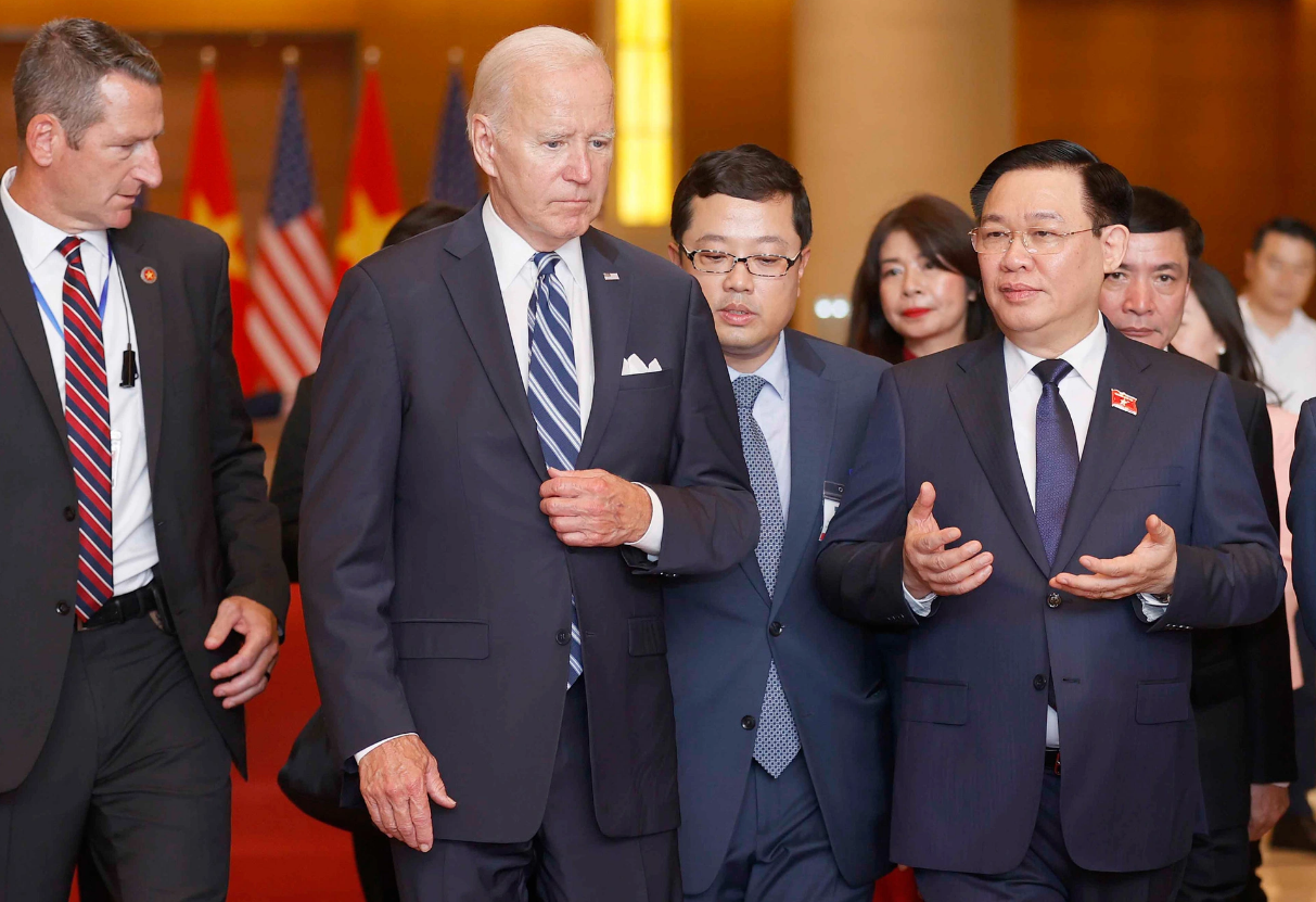 Chairman of Vietnam’s lawmaking National Assembly Vuong Dinh Hue (R) talks to U.S. President Joe Biden on September 11, 2023. Photo: Quochoi.vn