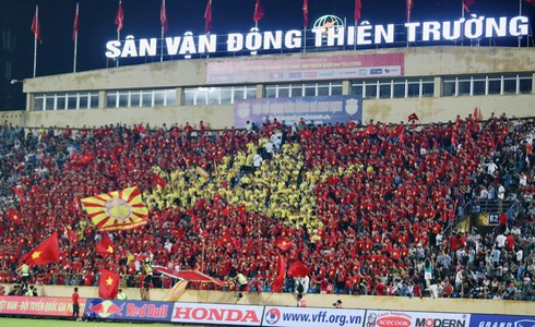 Football supporters spectate Vietnam’s friendly match against Palestine at Thien Truong Stadium in Nam Dinh Province, northern Vietnam, September 11, 2023. Photo: Hoang Tung / Tuoi Tre