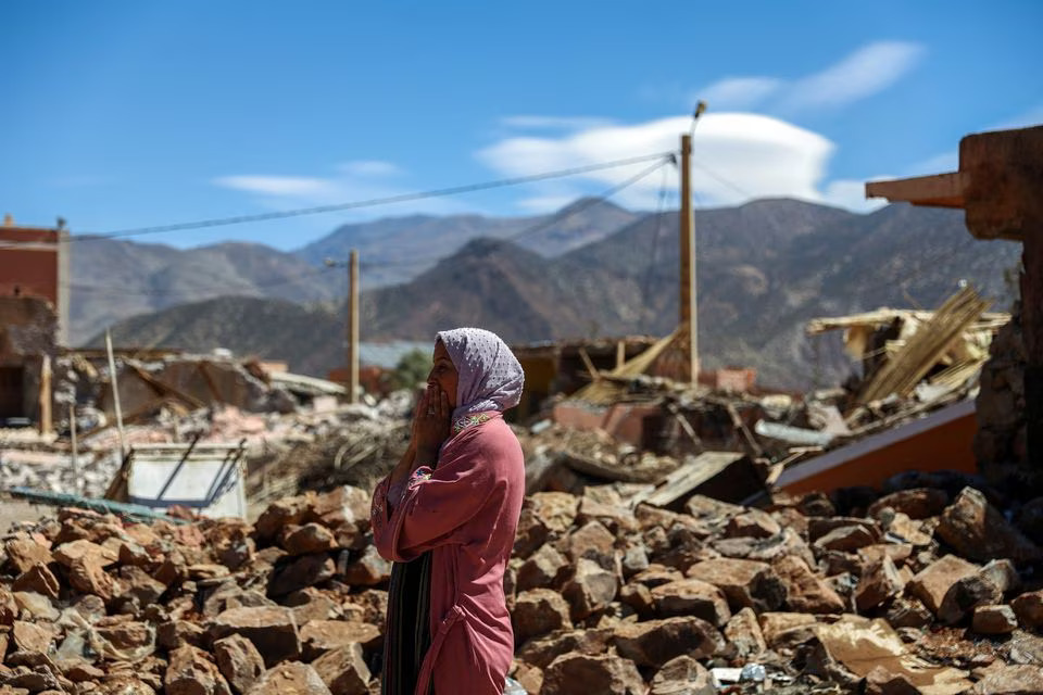 A woman reacts near the rubble of a building in the aftermath of a deadly earthquake in Talat N'yaaqoub, Morocco, September 11, 2023. Photo: Reuters