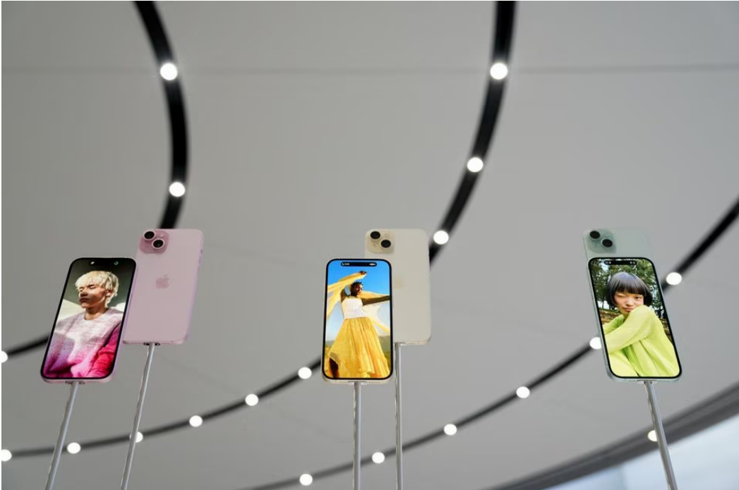 New iPhone 15 and iPhone 15 Plus are displayed during the 'Wonderlust' event at the company's headquarters in Cupertino, California, U.S. September 12, 2023. Photo: Reuters