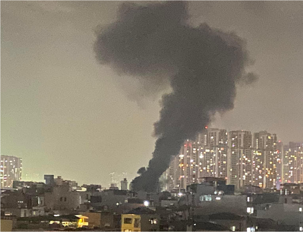The fire gives rise to a column of black smoke which was tens of meters high. Photo: Supplied
