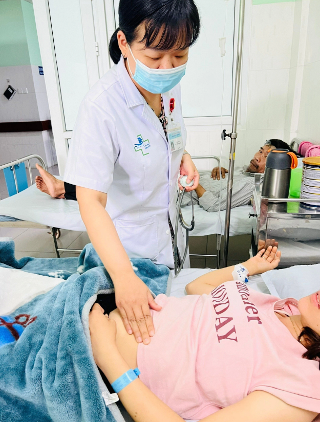 A patient suffering food poisoning receives treatment at a hospital in Quang Nam Province. Photo: Truong Trung / Tuoi Tre