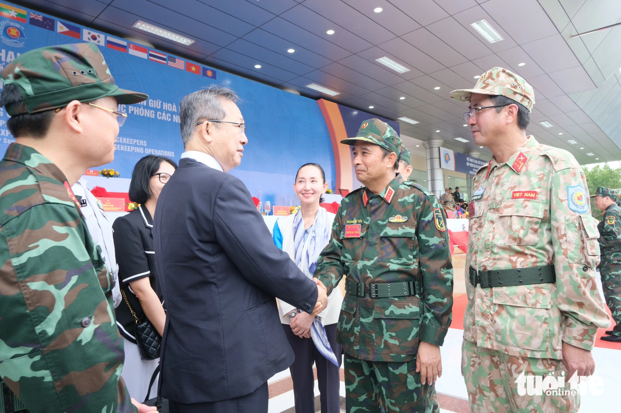 Senior Lieutenant General Phung Si Tan (R, 2nd), deputy chief of the General Staff of the Vietnam People’s Army and head of the CEPPP’s steering committee, shakes hands with a CEPPP delegate, Hanoi, September 13, 2023. Photo: Ha Thanh / Tuoi Tre