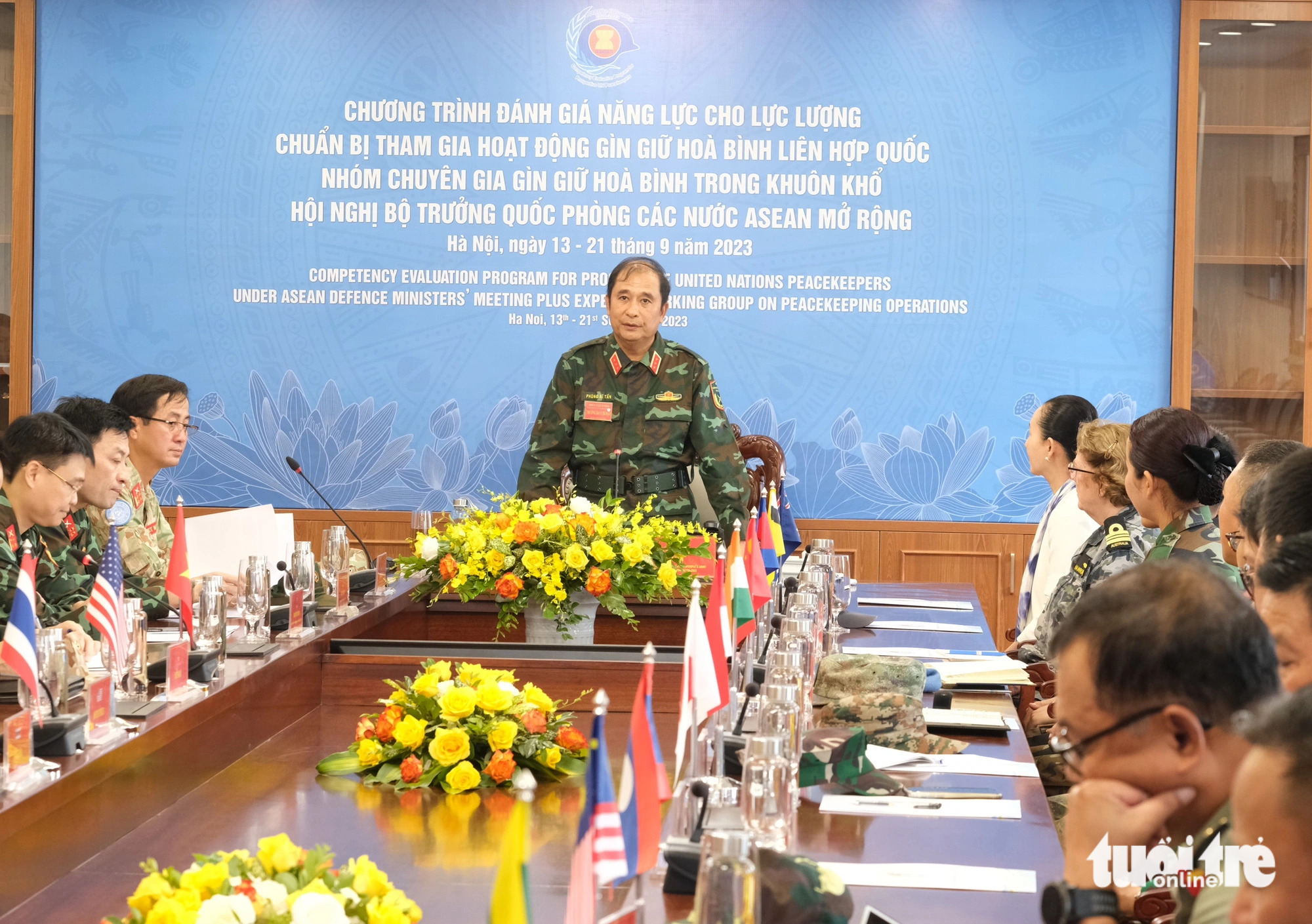 Senior Lieutenant General Phung Si Tan (standing), deputy chief of the General Staff of the Vietnam People’s Army and head of the CEPPP’s steering committee, chairs a welcome ceremony for leaders of delegations from ADMM+ member countries, Hanoi, September 13, 2023. Photo: Ha Thanh / Tuoi Tre