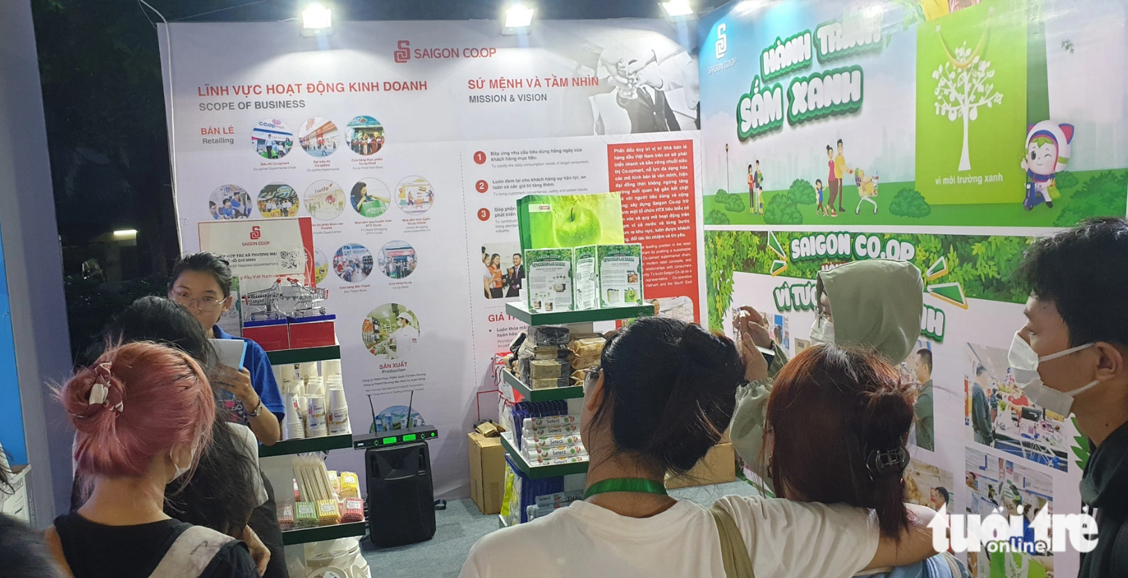A booth showcasing green products attracts many visitors. Photo: D.H. / Tuoi Tre