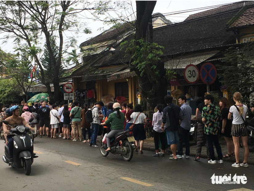 Tourists queue up on Phan Chau Trinh Street in Hoi An City, Quang Nam Province to buy ‘banh mi’ at Banh mi Phuong. Photo: Truong Trung / Tuoi Tre