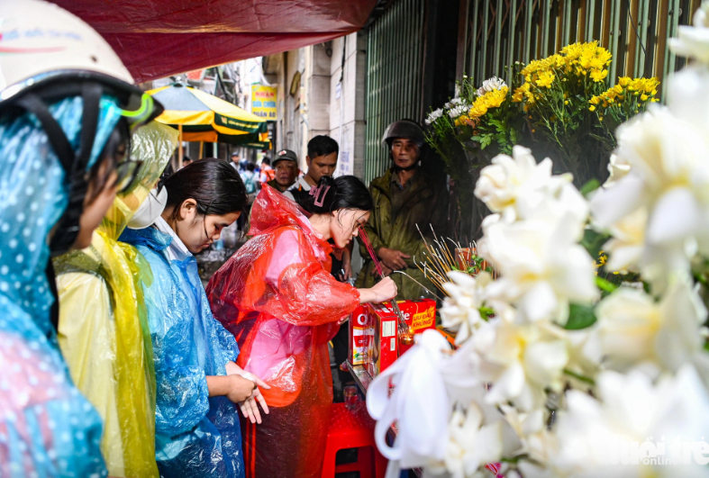 Some residents offer incense to the deceased in the apartment block inferno in Hanoi. Photo: Hong Quang / Tuoi Tre