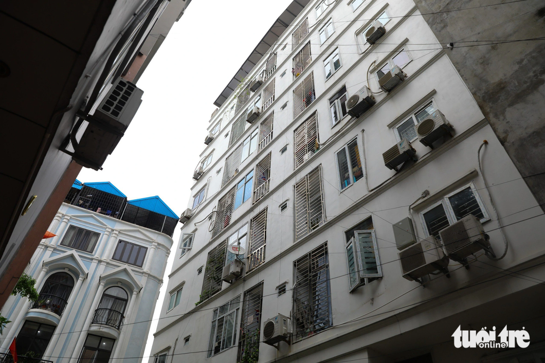 The balconies and windows of an apartment block are installed with firm iron cages. Photo: Danh Khang / Tuoi Tre