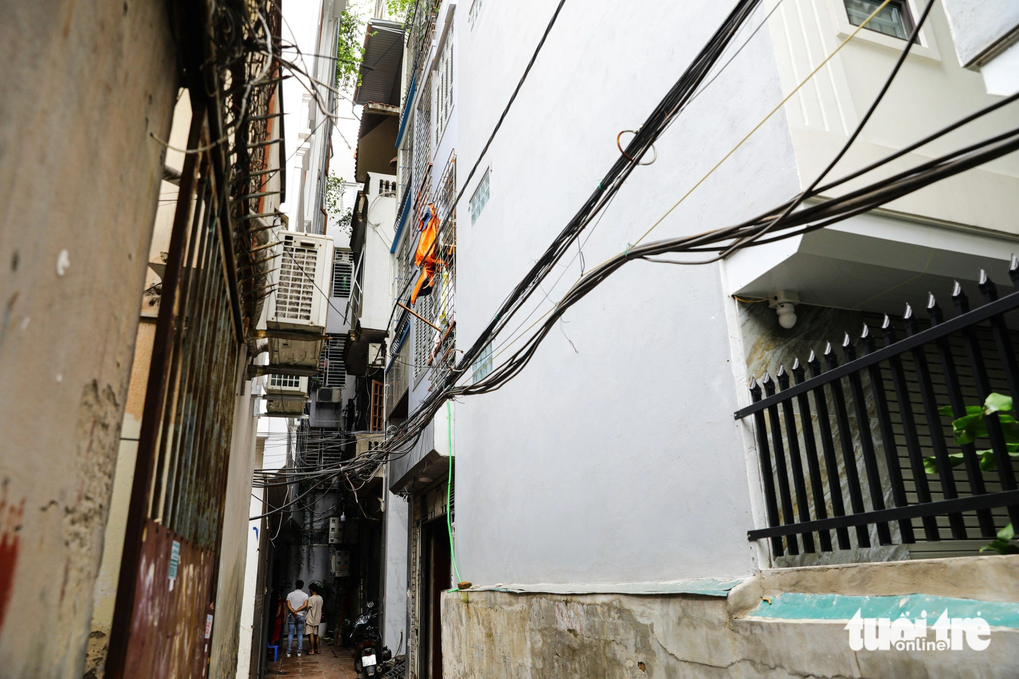 The narrow way to an apartment block down an alley on Khuong Ha Street in Thanh Xuan District, Hanoi which burst into flames several days ago. Photo: Danh Khang / Tuoi Tre