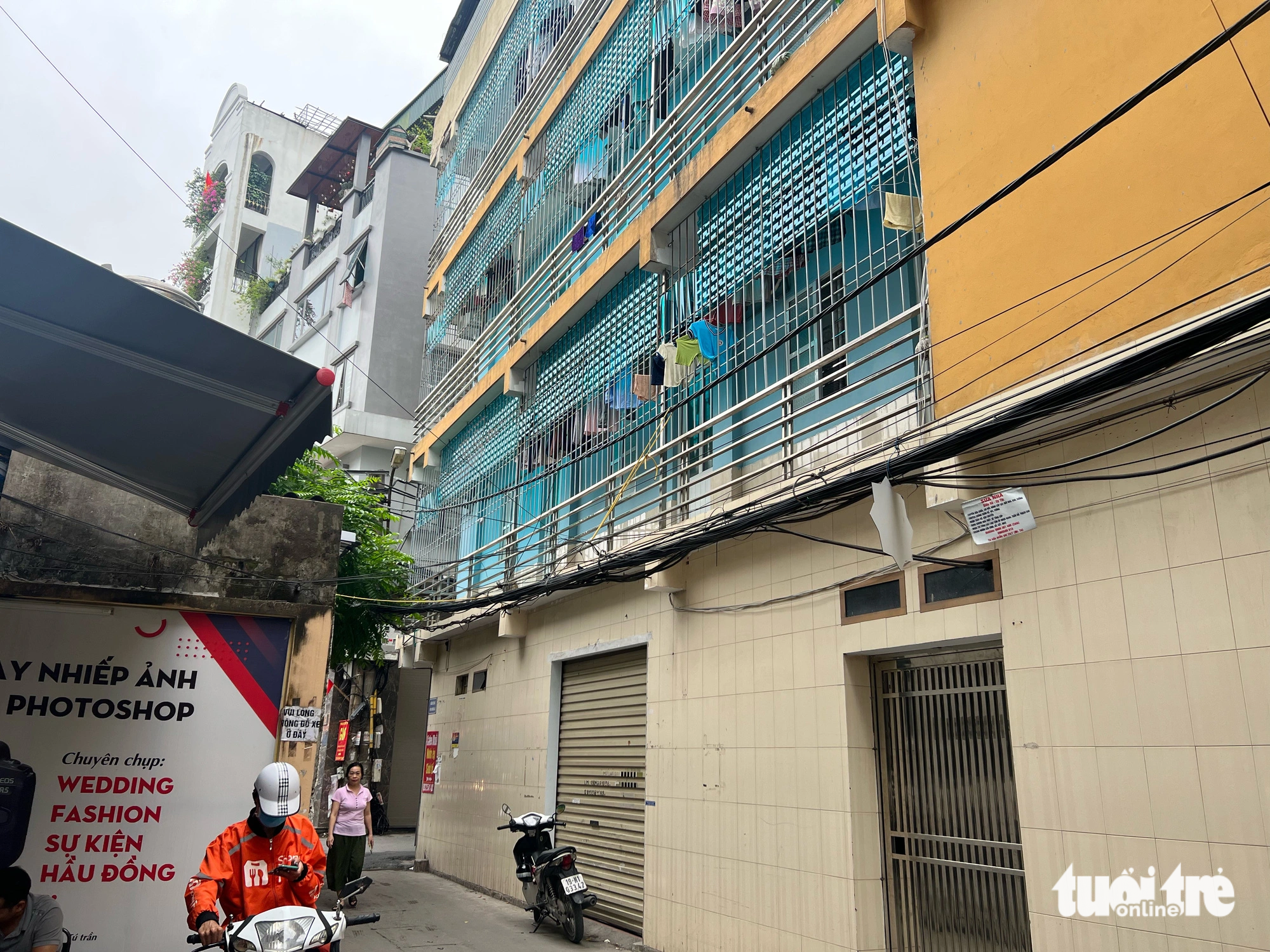 These iron cages will hinder residents’ escape efforts in case of fires. Photo: Pham Tuan / Tuoi Tre