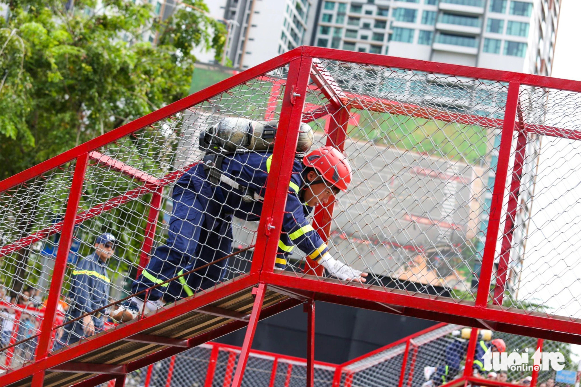 A contestant joins a 100-meter obstacle course and rescue. Photo: Phuong Quyen / Tuoi Tre