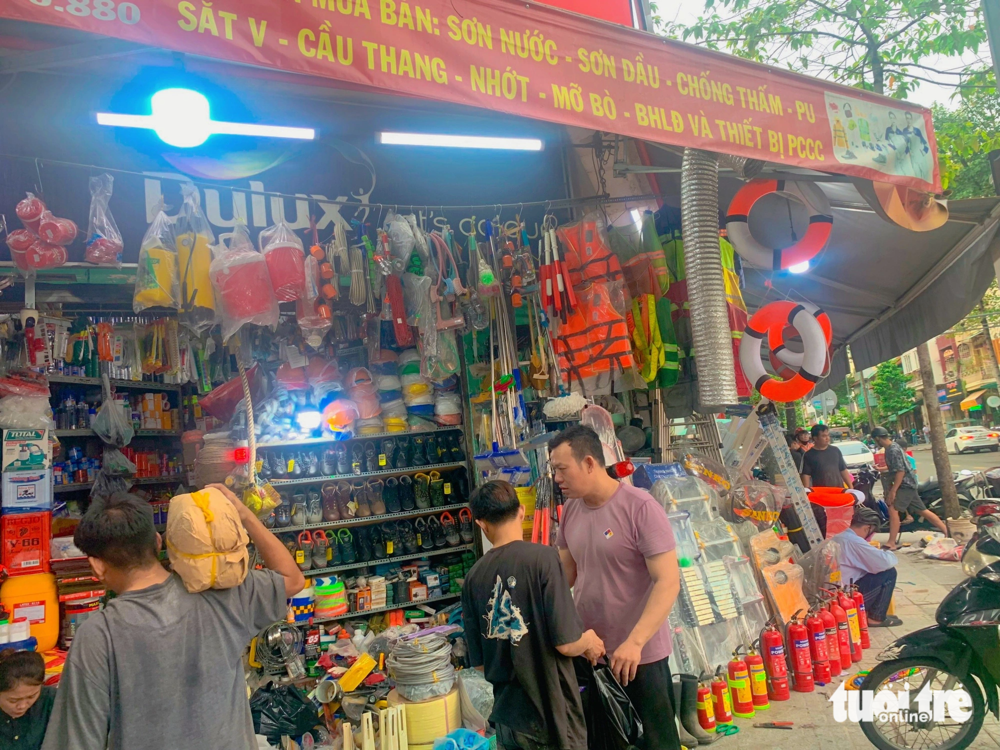 Fire safety equipment sells like hot cakes in Ho Chi Minh City after deadly fire in Hanoi
