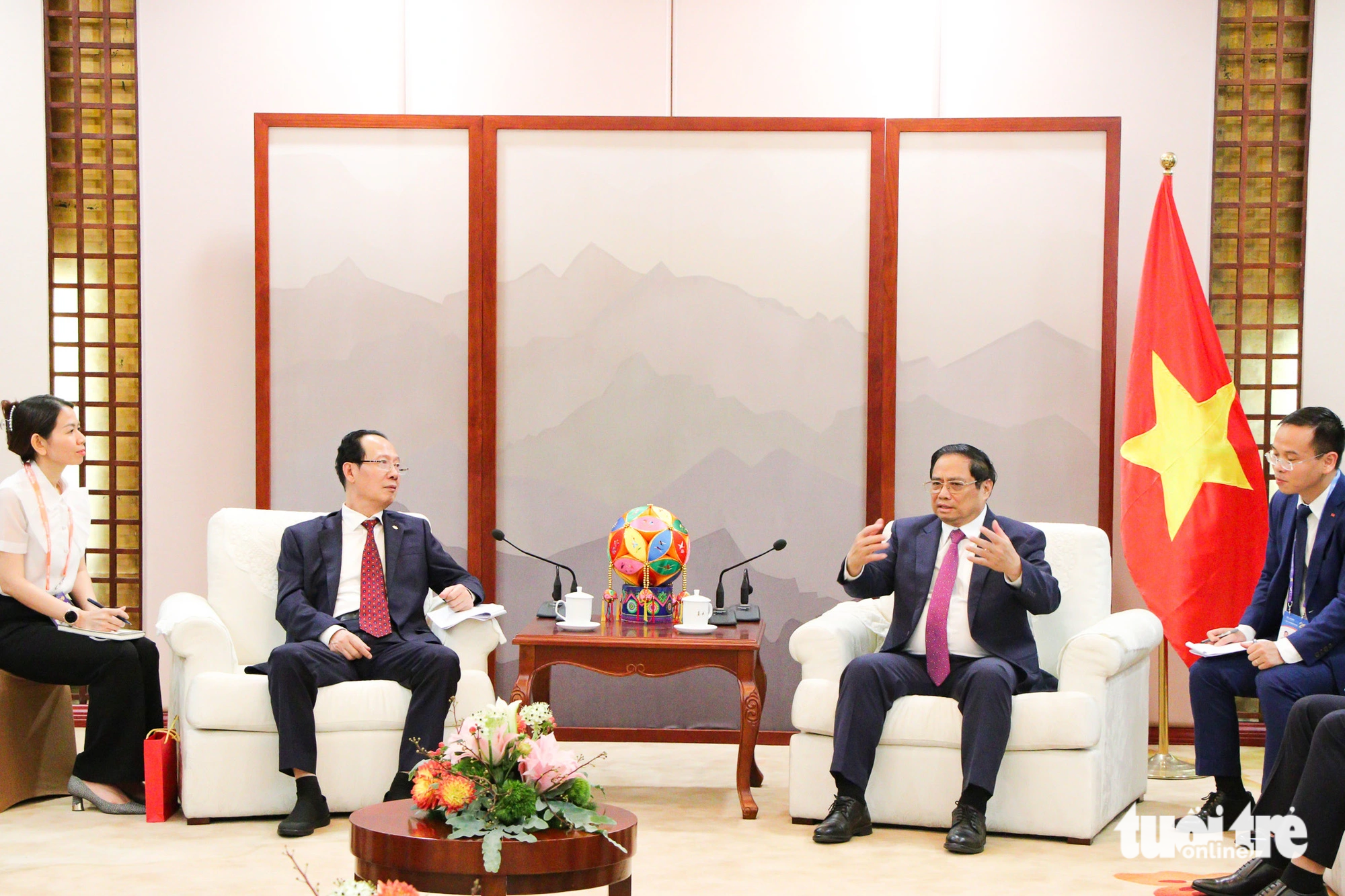 Vietnamese Prime Minister Pham Minh Chinh (R, 2nd) talks with Wang Xiaojun (L, 2nd), deputy general manager of Power China in China, September 16, 2023. Photo: Duy Linh / Tuoi Tre