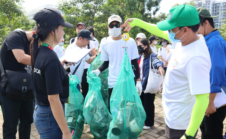 The organizer weighs plastic waste picked up by participating teams. Photo: K.Anh / Tuoi Tre