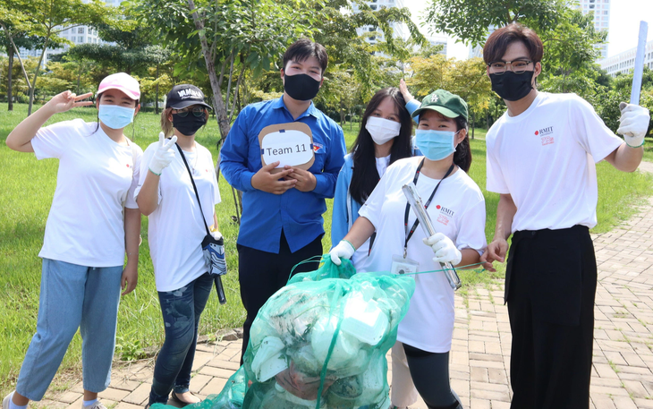 Young people pick up garbage in District 7, Ho Chi Minh City. Photo: K.Anh / Tuoi Tre