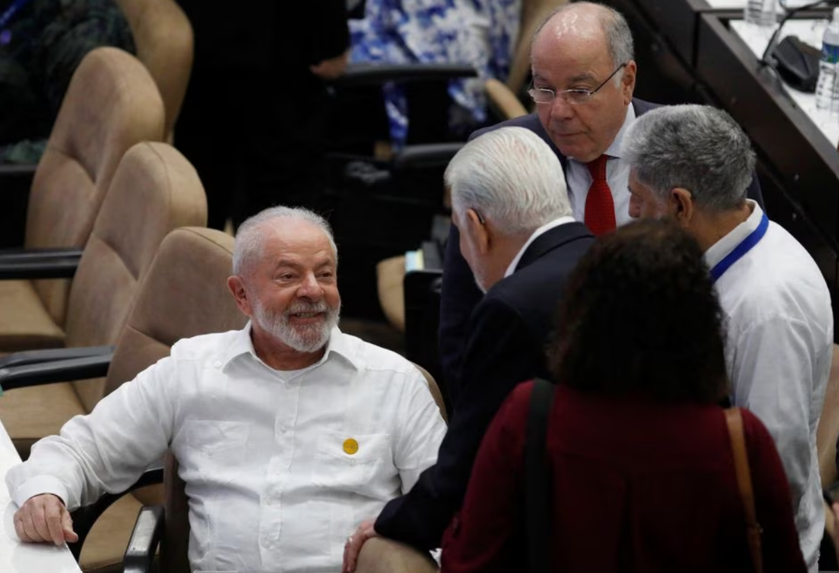 Brazil's President Luiz Inacio Lula da Silva, chats next to Brazil's Foreign Minister Mauro Vieira prior to his speech at the G77+ China summit in Havana, Cuba, September 16, 2023. Photo: Reuters