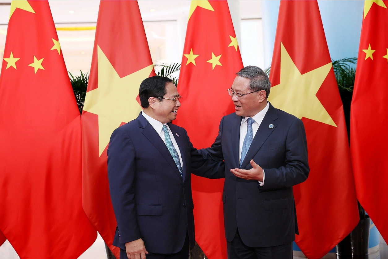 Chinese Prime Minister Li Qiang (R) highly valued Vietnam’s significant contribution to the China-ASEAN Expo and China-ASEAN Business and Investment Summit. Photo: Duong Giang / Tuoi Tre