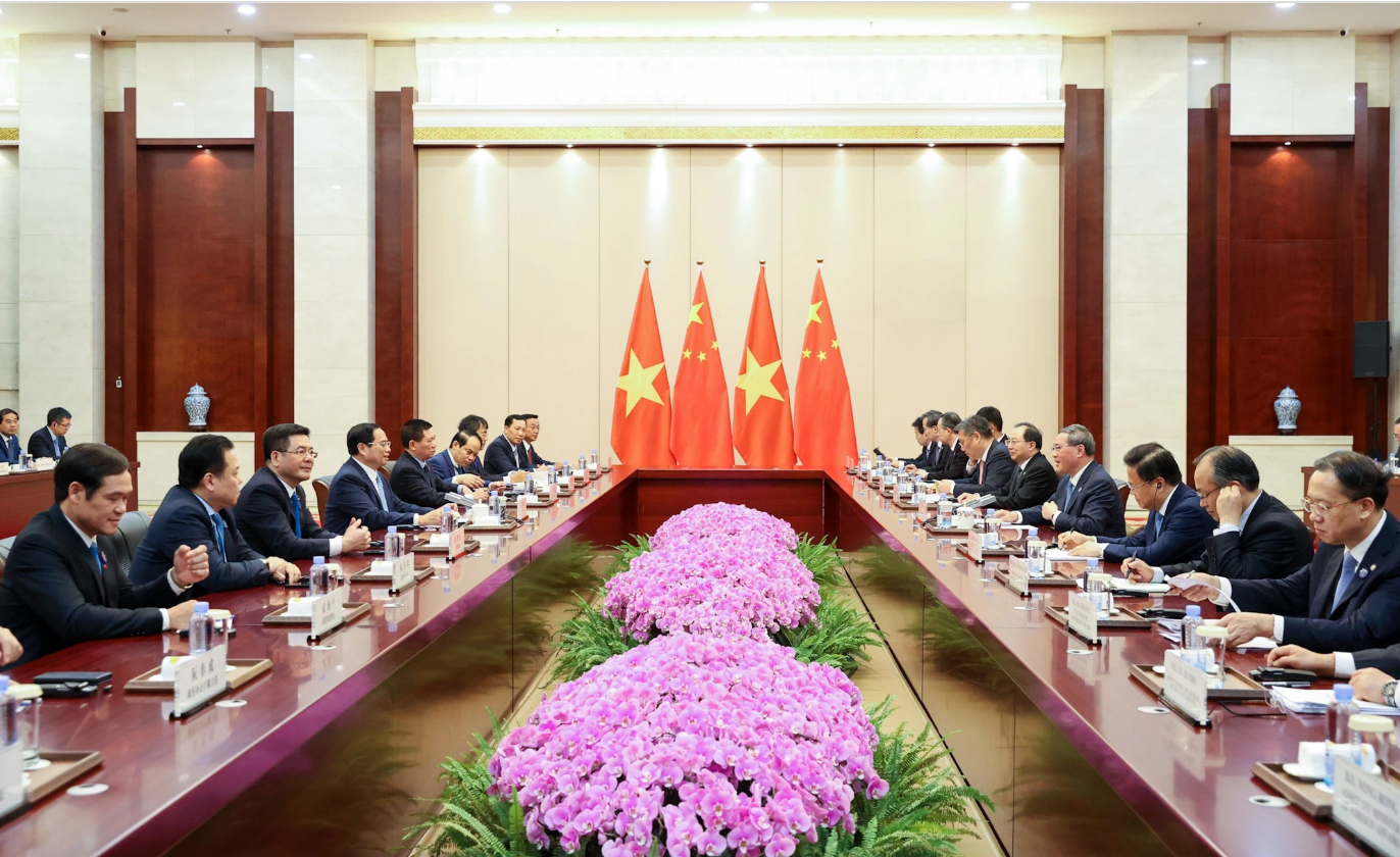 Vietnamese Prime Minister Pham Minh Chinh (left side) holds talks with his Chinese counterpart Li Qiang. Photo: Nhat Bac / Tuoi Tre