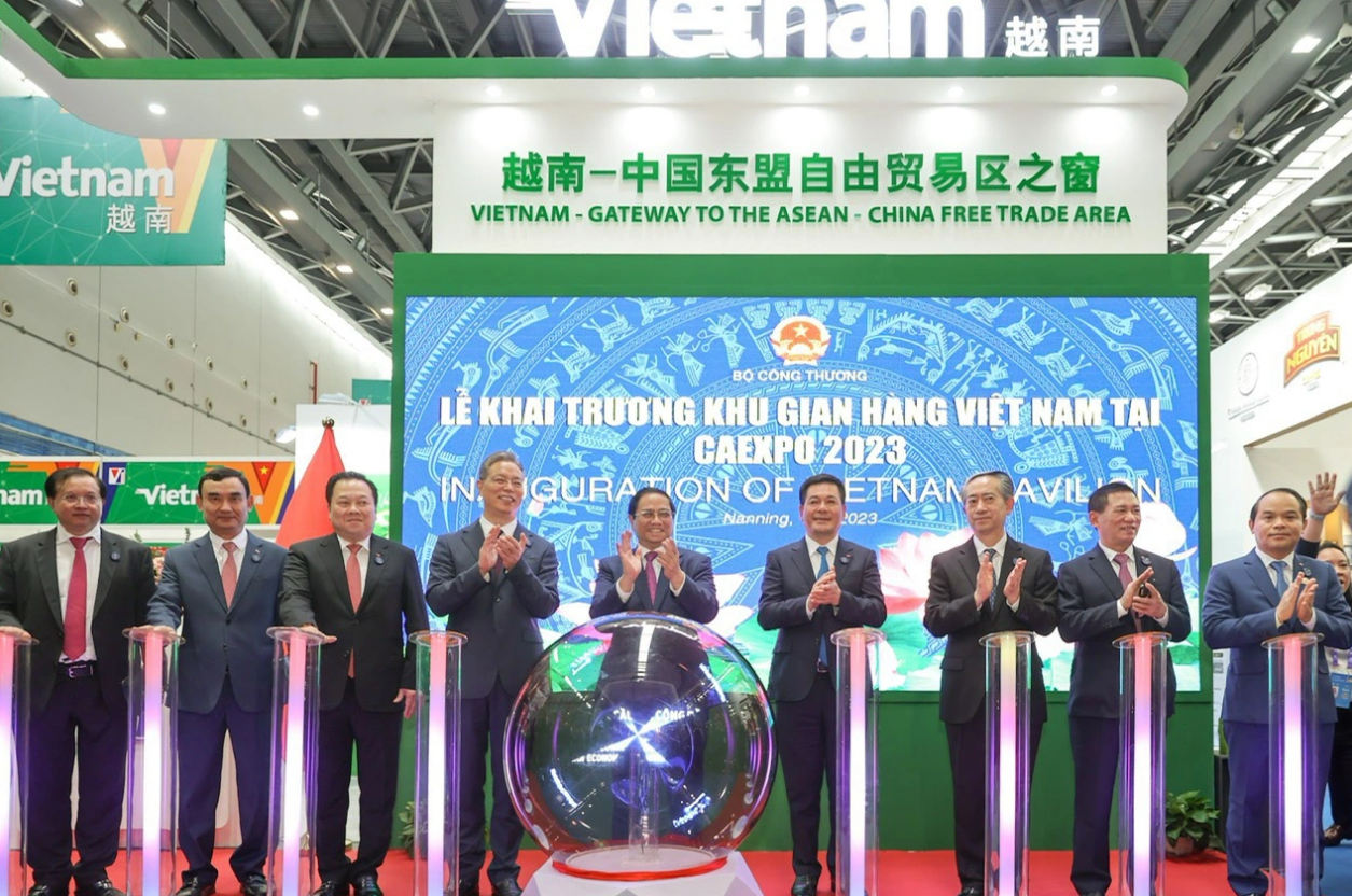 Prime Minister Pham Minh Chinh (C) and Chinese officials inaugurate the Vietnamese pavilion at CAEXPO on September 17, 2023. Photo: Nhat Bac / Tuoi Tre