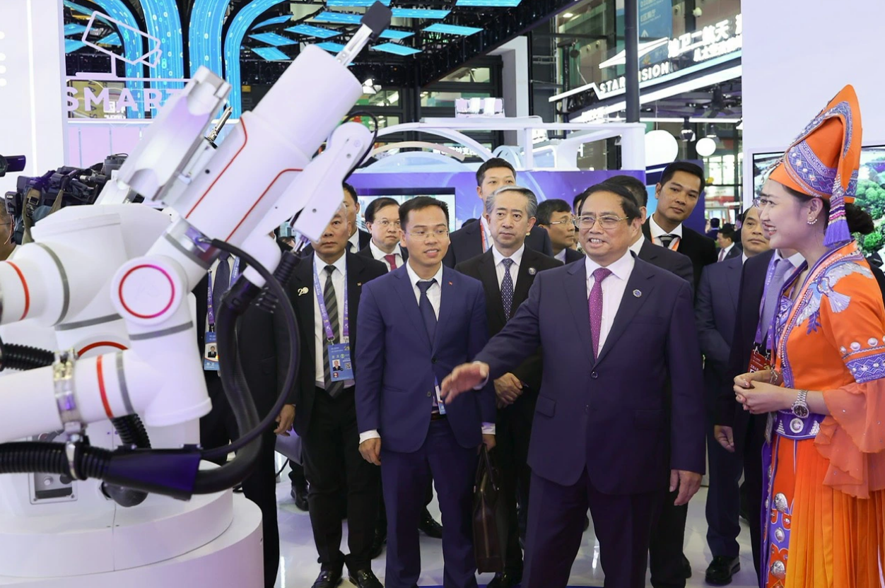 Prime Minister Pham Minh Chinh visits a technology booth exhibited by a Chinese firm at CAEXPO. Photo: Nhat Bac / Tuoi Tre