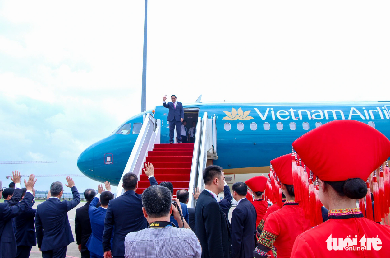 Prime Minister Pham Minh Chinh is pictured waving to Chinese officials before leaving China. Photo: Duy Linh / Tuoi Tre