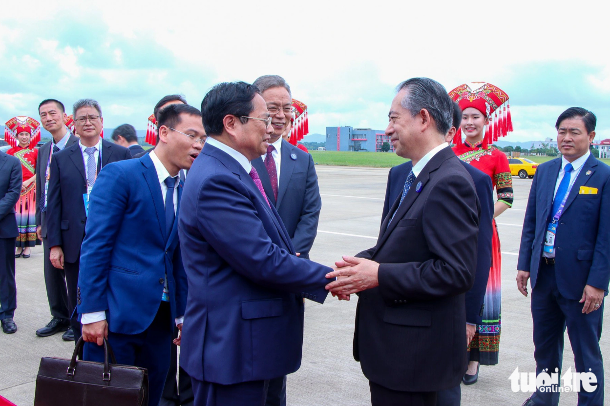 Chinese Ambassador in Vietnam Xiong Bo (R) sees off Prime Minister Pham Minh Chinh (L). Photo: Duy Linh / Tuoi Tre
