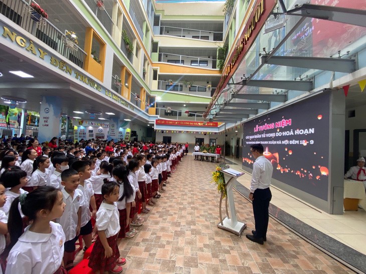 A school in Hanoi holds a ceremony to commemorate the deceased of the fire. Photo: T.H. / Tuoi Tre