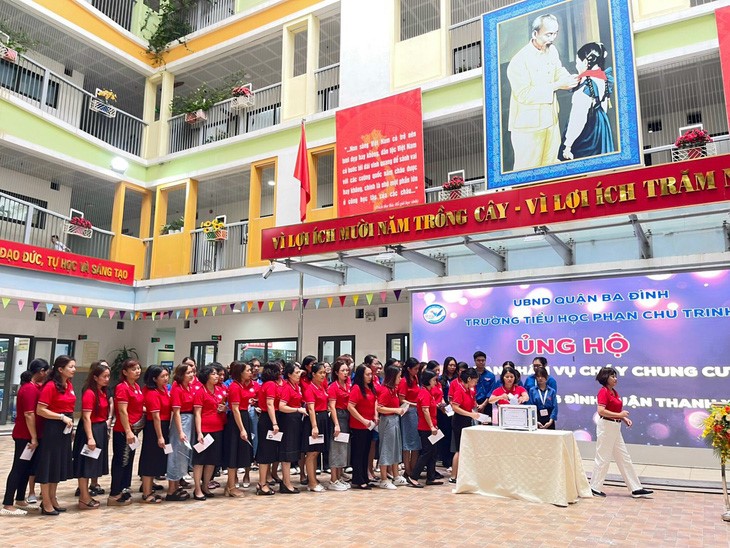 Teachers and employees of Phan Chau Trinh Elementary School in Ba Dinh District, Hanoi make donations to the families of the victims of the blaze, September 18, 2023. Photo: T.H. / Tuoi Tre