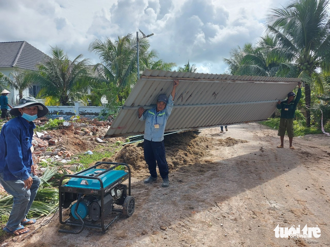 Workers relocate a corrugated iron sheet from a villa subject to the coercive demolition in Phu Quoc City. Photo: Chi Cong / Tuoi Tre