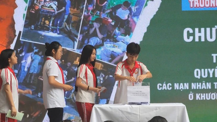 Students of a school in Hanoi make donations to help the families of the victims of the fire. Photo: T.H. / Tuoi Tre