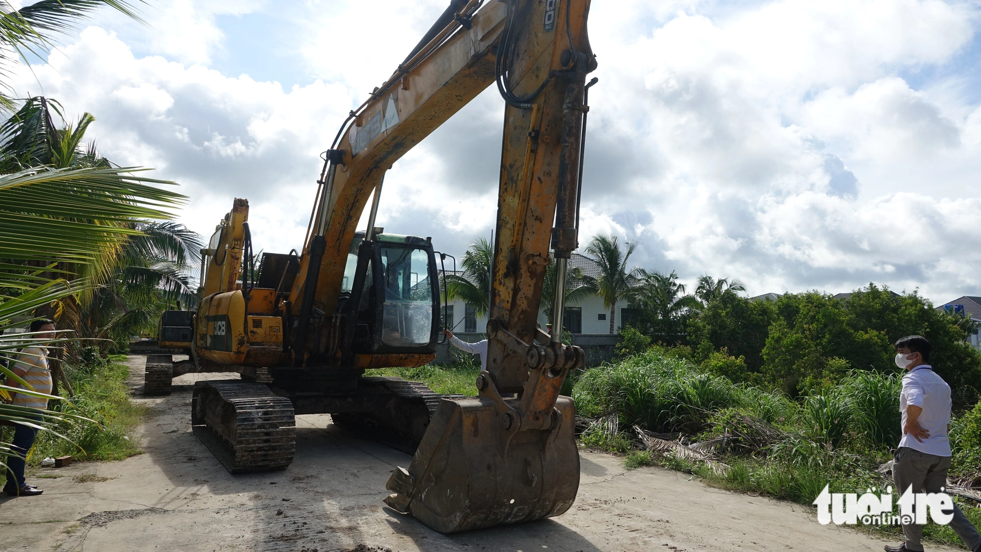 A backhoe mobilized to demolish illicitly-constructed villas in Phu Quoc City. Photo: Chi Cong / Tuoi Tre