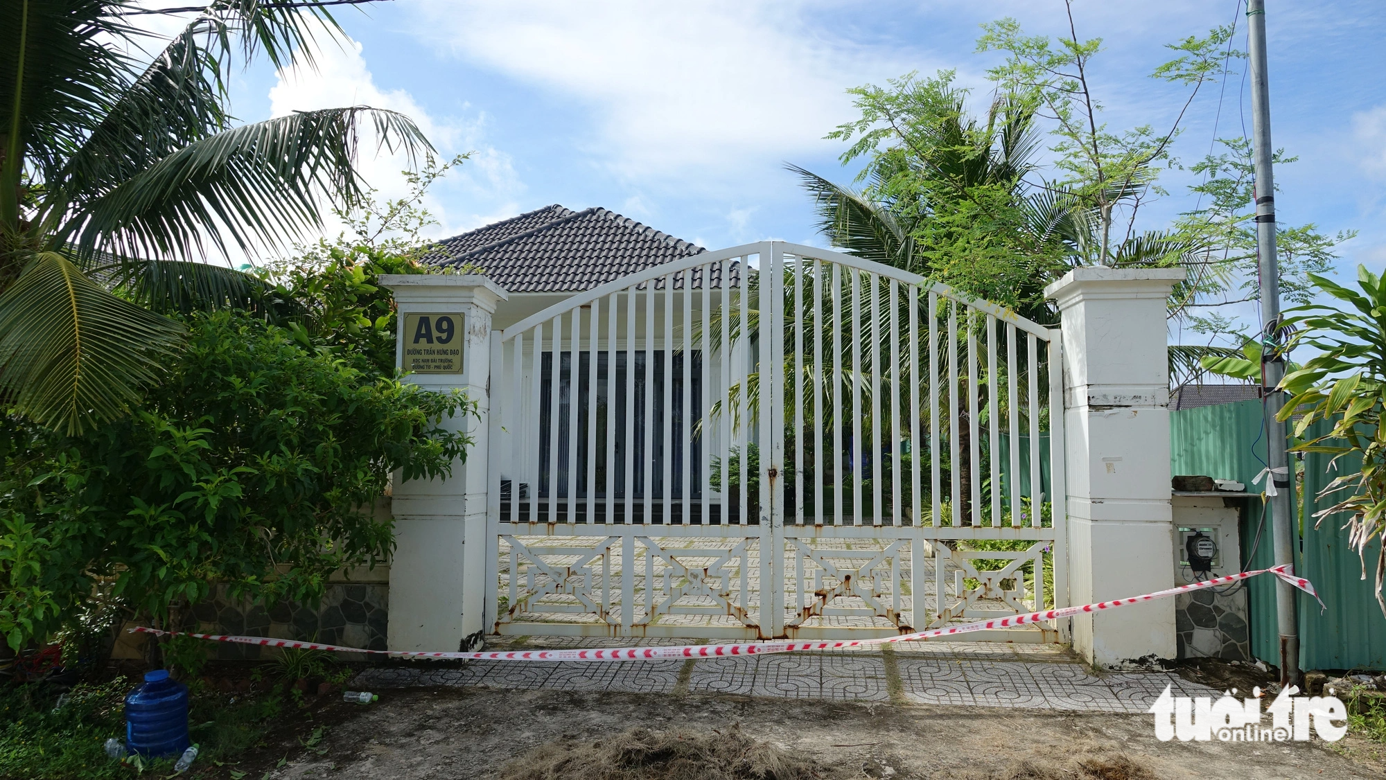 Following the 14 villas demolished on September 18, 2023, the administration of Phu Quoc City has issued a decision to pull down six other villas. Photo: Chi Cong / Tuoi Tre