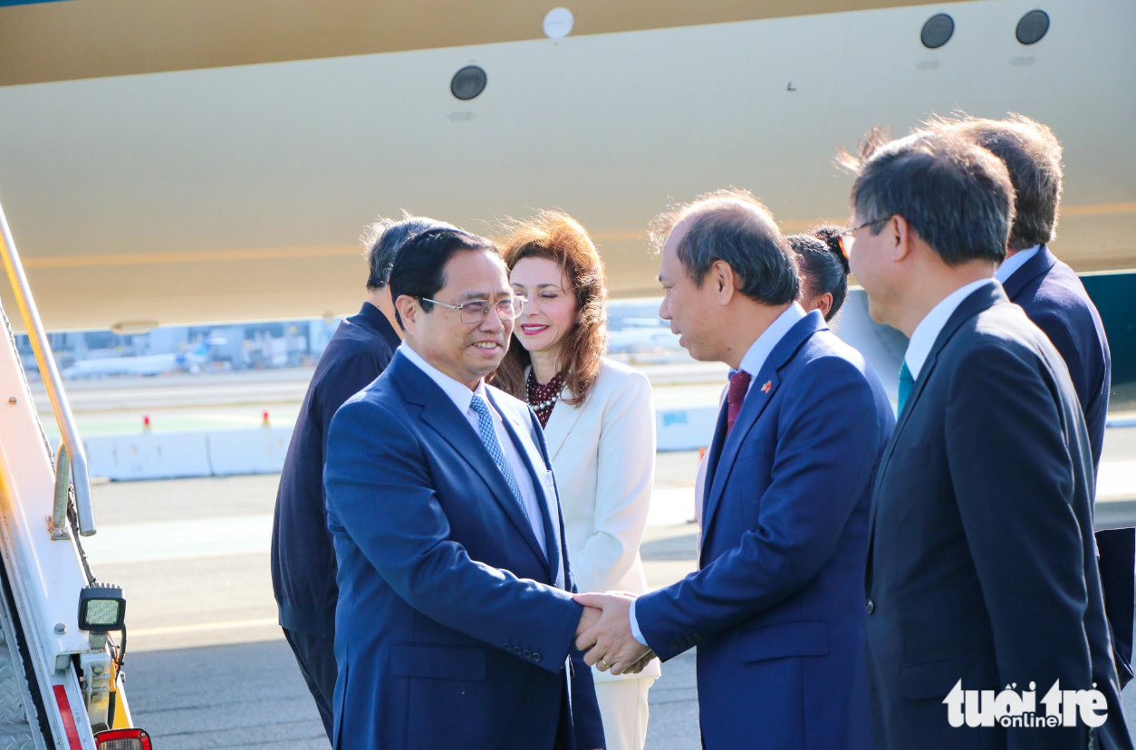 Vietnamese Ambassador to the U.S. Nguyen Quoc Dung shakes hands with Prime Minister Pham Minh Chinh at the San Francisco International Airport in San Francisco, the U.S., on September 17, 2023 (local time). Photo: Duy Linh / Tuoi Tre