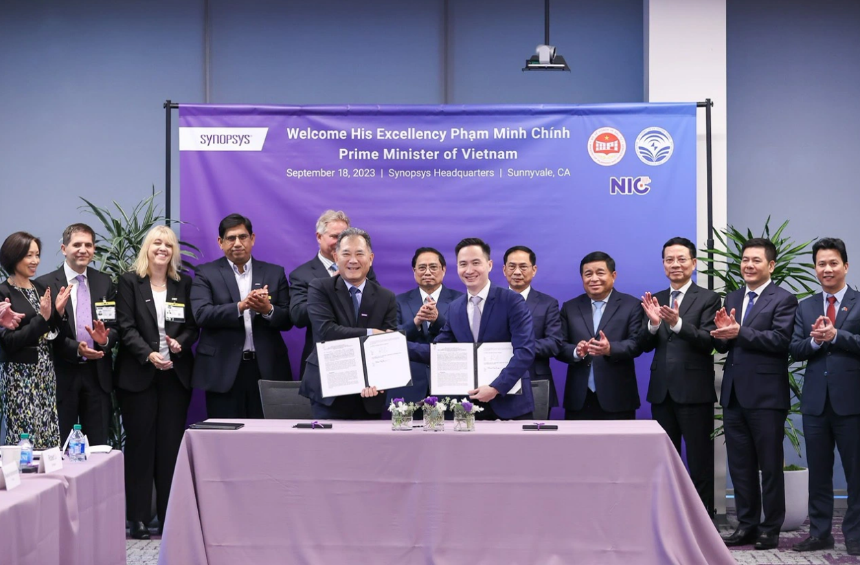 Vietnamese Prime Minister Pham Minh Chinh (C, 2nd row) witnesses the ceremony for exchanging signed cooperation agreements between Synopsys and the Vietnam National Innovation Center. Photo: Nhat Bac / Tuoi Tre