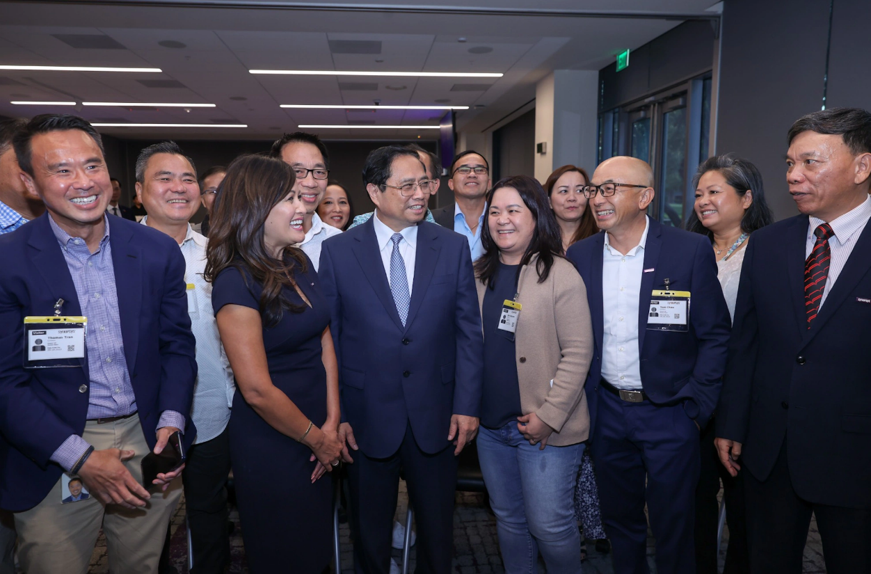 Vietnamese Prime Minister Pham Minh Chinh (3rd, left) meets with Vietnamese employees at Synopsys. Photo: Nhat Bac / Tuoi Tre