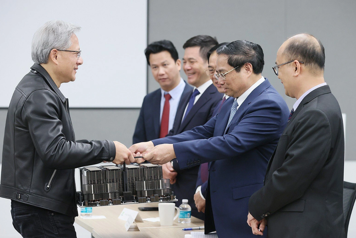 Nvidia president Jensen Huang (L) introduces A100 chips to Prime Minister Pham Minh Chinh. Photo: Nhat Bac / Tuoi Tre