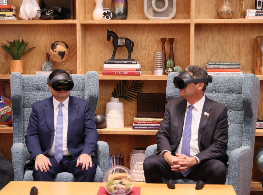 Prime Minister Pham Minh Chinh (L) experiences a tool for the metaverse at Meta. Photo: Nhat Bac / Tuoi Tre